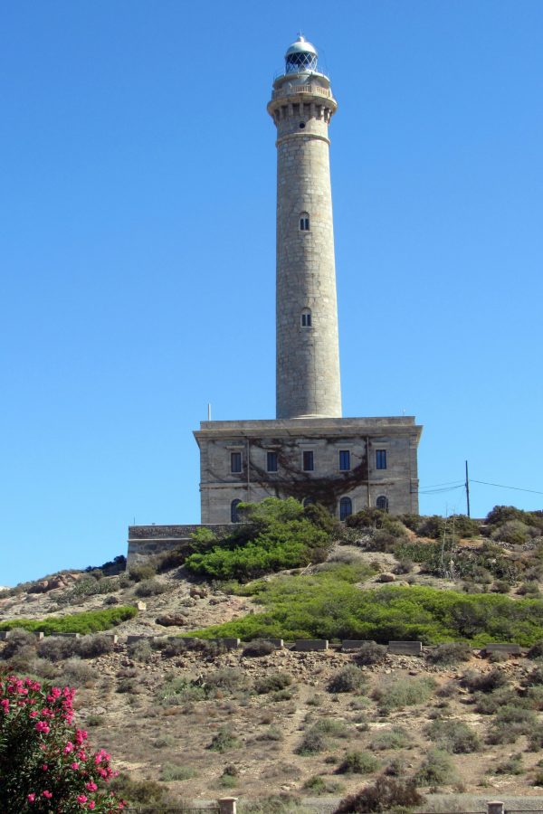 Vista_frontal_del_faro_desde_el_pueblo_de_Cabo_de_Palos